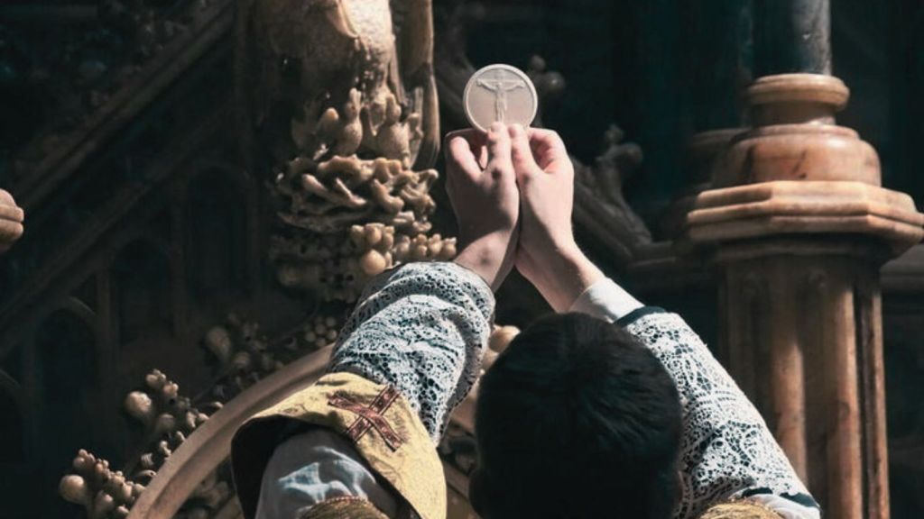 Fiéis reunidos em uma igreja durante a celebração da Santa Missa
