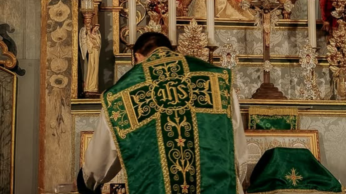 Imagem de um sacerdote oferecendo o Santo Sacrifício da Missa
